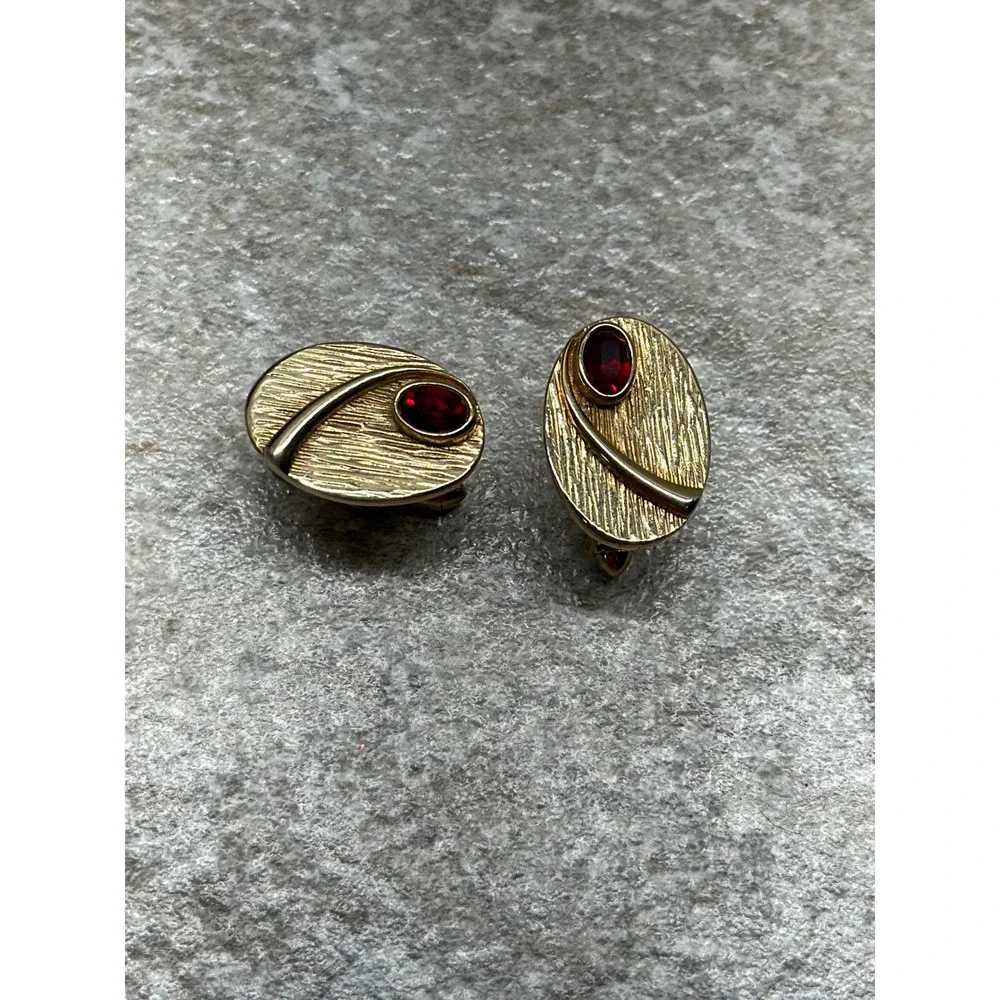 Vintage Swank Gold Tone Red Faux Ruby Textured Oval Toggle Back Cufflinks